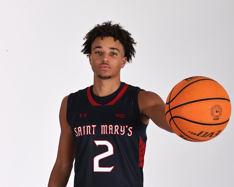 Men's basketball player Jordan Ross