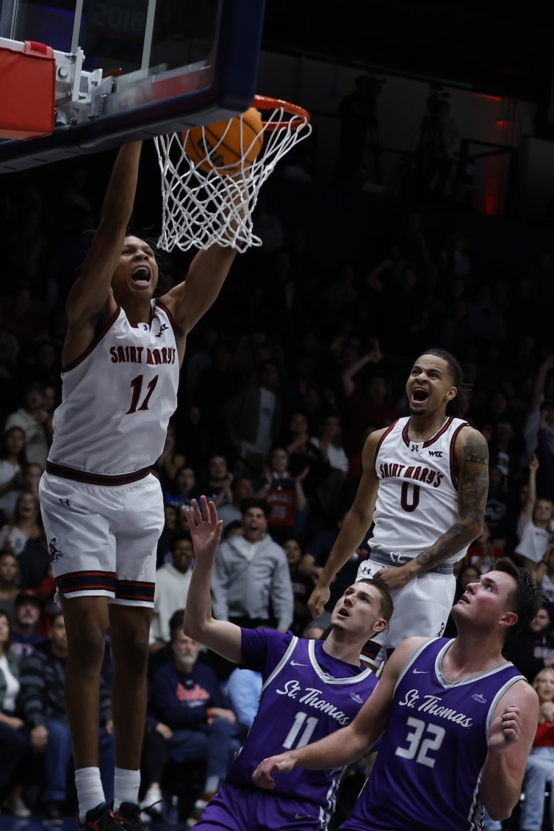 Men's Basketball Player Dillan Shaw dunks against St. Thomas on November 3, 2025