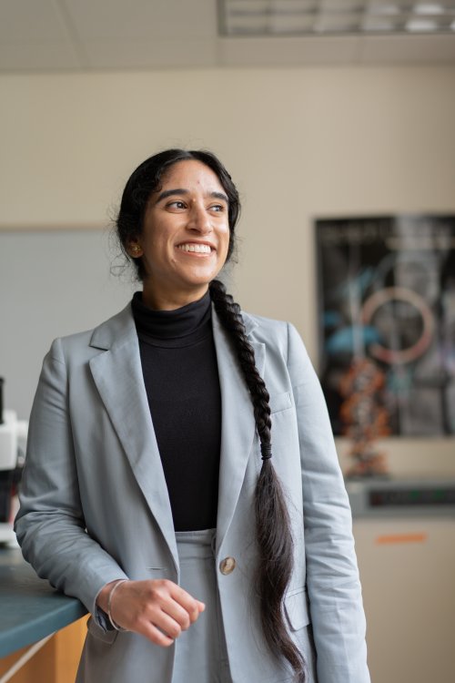 Sahiba Dogra '24 in the lab