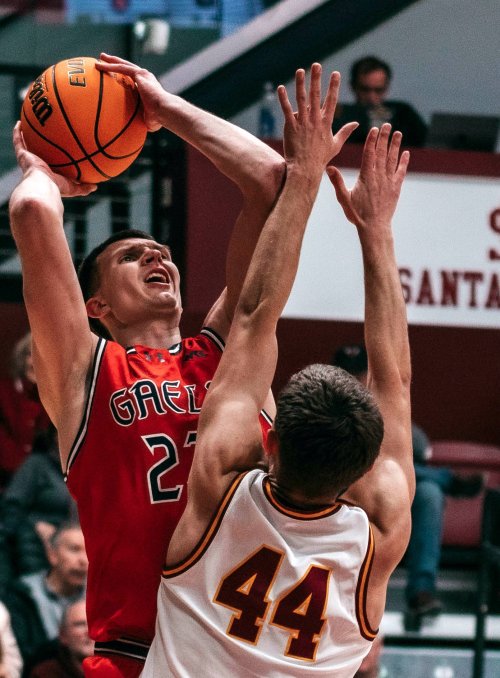 Men's basketball player Paulius Murauskas shoots against Santa Clara in January 2025