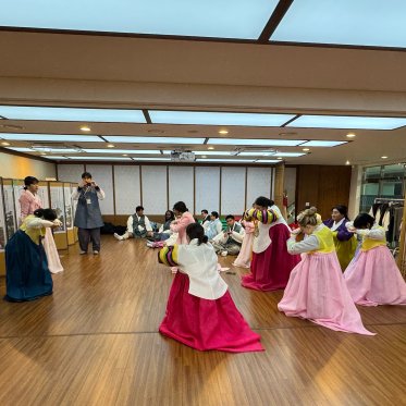 Students bowing in South Korea