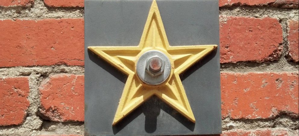 Barnstar on brick wall
