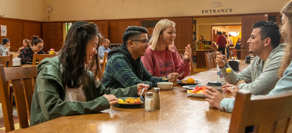 Students eating in Oliver Hall