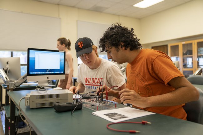 2 physics students conducting an experiment in lab class