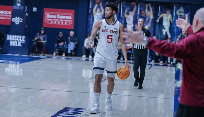 Men's basketball player Joshua Jefferson on the court