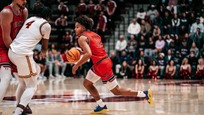 Men's basketball player Jordan Ross drives against Santa Clara in January 2025