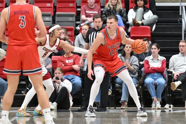 Men's basketball player Paulius Marauskas drives against Washington State in January 2025