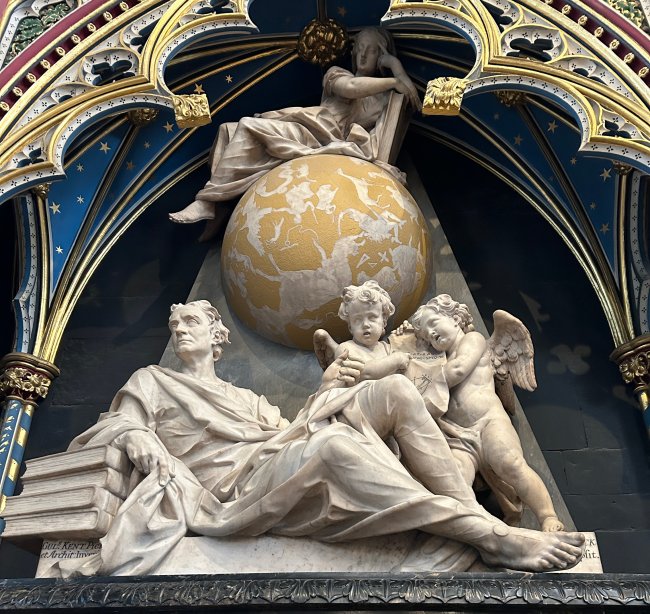 Newtons Tomb in Westminster Abbey cropped