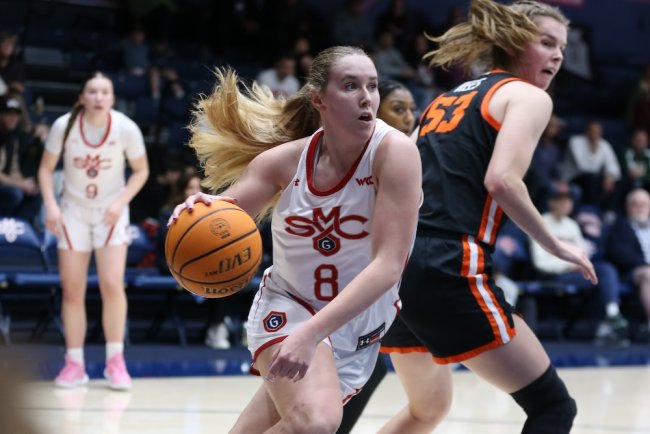 Women's basketball player Emily Foy drives against Oregon State in February 2025