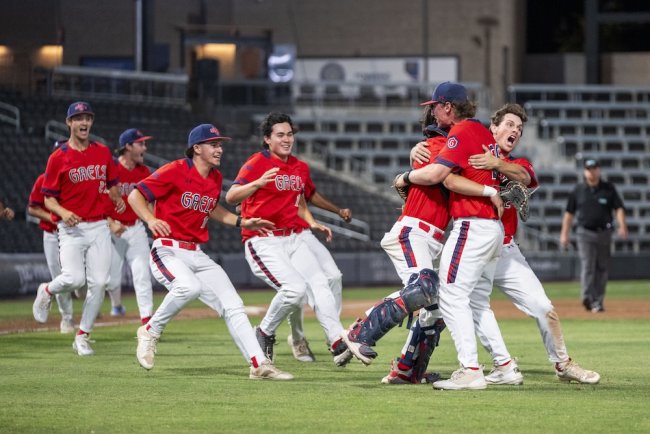 Baseball celebrates winning Game 2 of 2025 WCC Championship doubleheader against San Diego