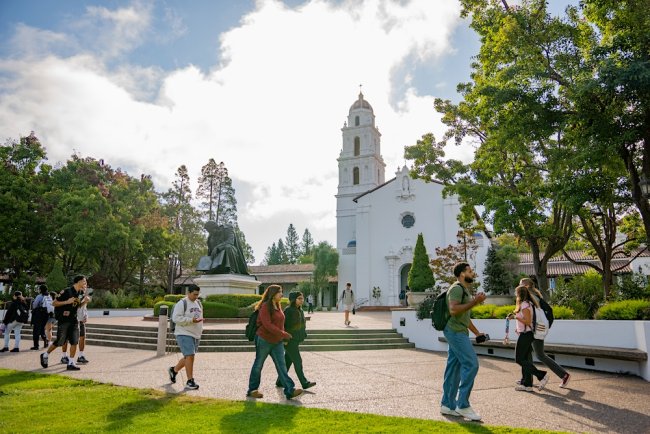 Students walk in front of the Chapel on the first day of classes, Fall 2025