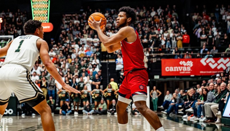 Men's basketball player Joshua Jefferson shoots against Colorado State in December 2023