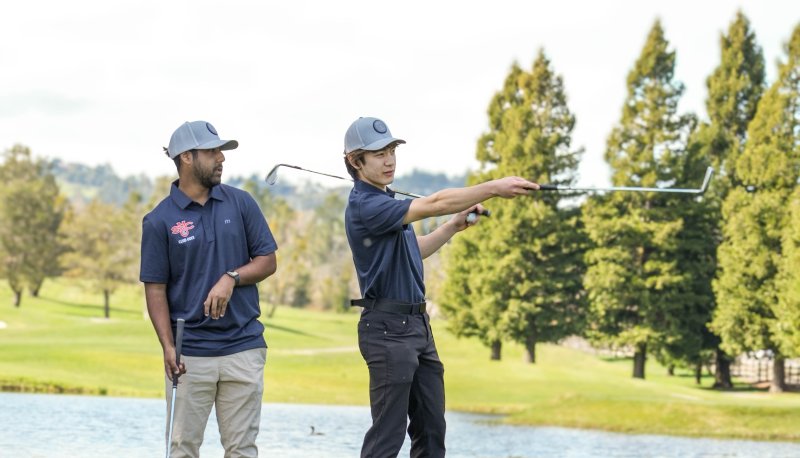 Keyaan Maqsood (‘26) and Matthew Manzi (‘26) find the right angle during practice at Moraga Country as they prepare for the National Collegiate Club Golf Association Tournament on March 2 and 3. / Photo by Dominic Russo ‘24