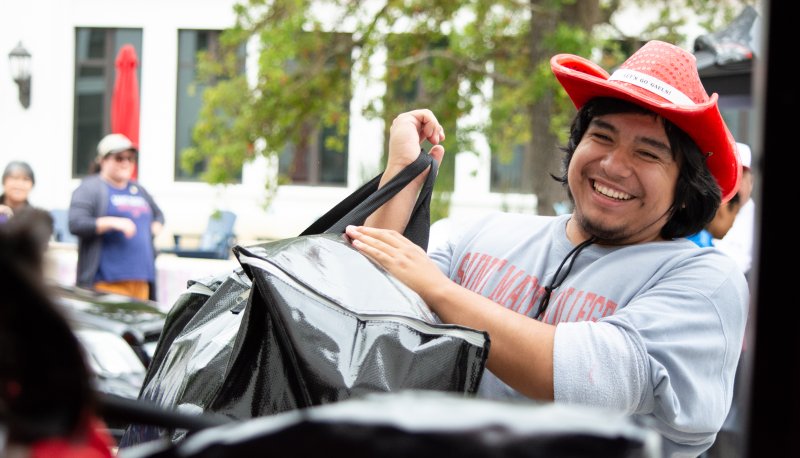WOWie leader helping students move in to SMC