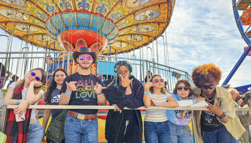 Far Out: Gael beach goers pose for a quick photo while waiting in line to ride the Sea Swings at the Santa Cruz Beach Boardwalk on Sunday, Sept 15. / Photo Courtesy of Hector Garcia ‘28