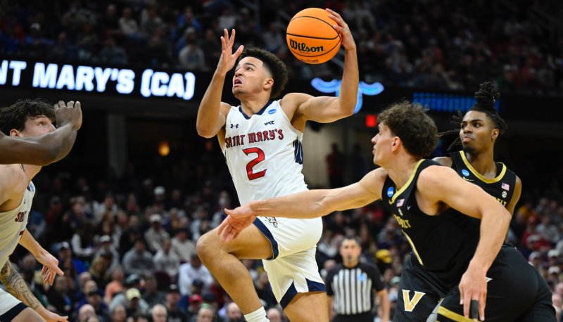 Jordan Ross driving to basket against Vanderbilt
