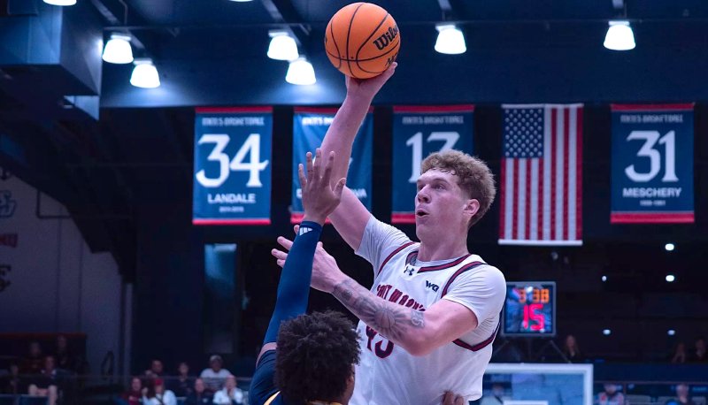 Men's basketball player Andrew McKeever shoots against UT Chattanooga on November 7, 2025