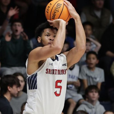 Men's basketball player Joshua Jefferson shoots against LMU in January 2024