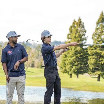 Keyaan Maqsood (‘26) and Matthew Manzi (‘26) find the right angle during practice at Moraga Country as they prepare for the National Collegiate Club Golf Association Tournament on March 2 and 3. / Photo by Dominic Russo ‘24