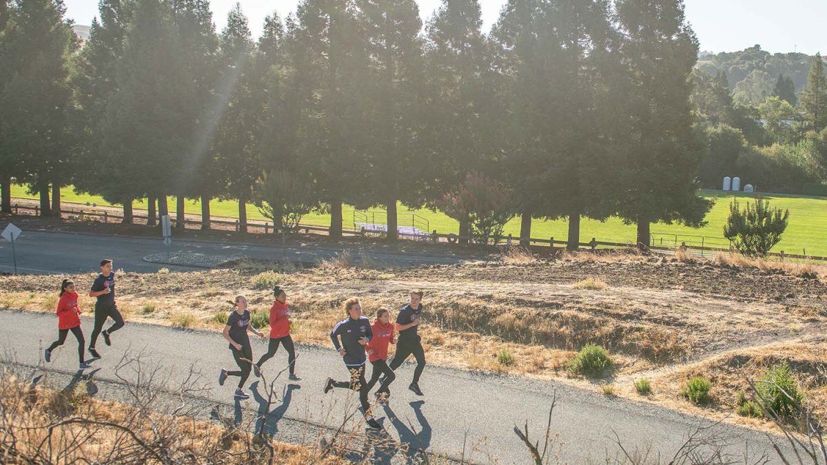 Students runnning around campus