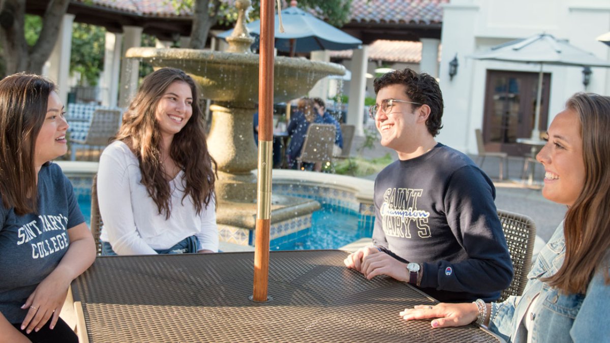Photo of Saint Mary's peer mentors advising students outside in the sunlight