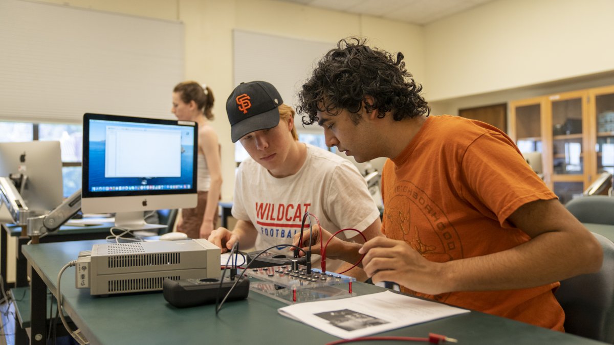 2 physics students conducting an experiment in lab class