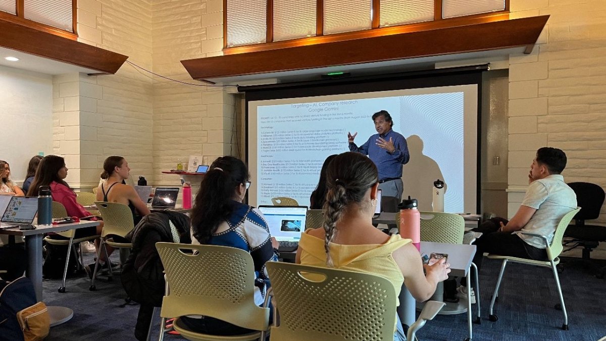 Steve Hernandez hosts AI for Job Search in the Saint Mary's Innovation Hub.